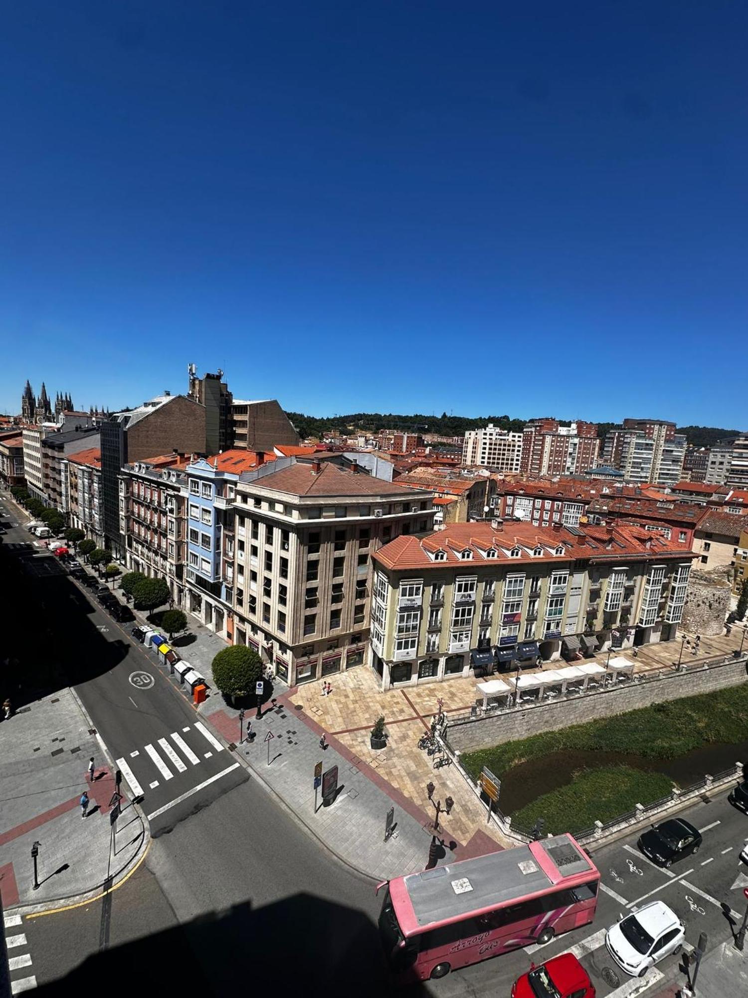 Atuaire En El Centro De Burgo